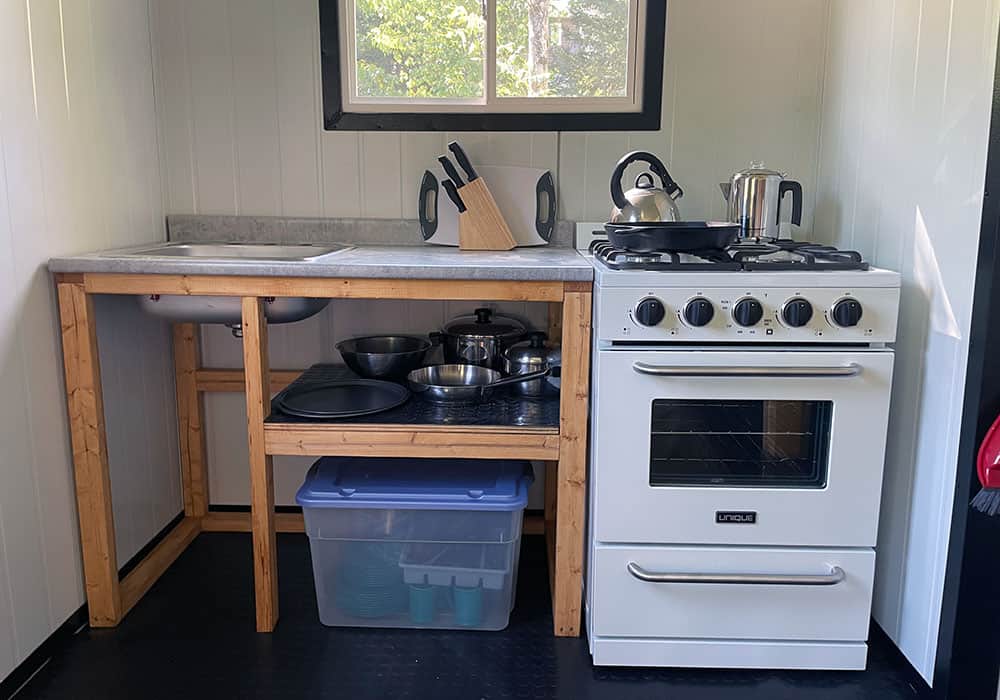 Equipped kitchen - 6-man ice fishing hut -Glen Echo Cottages